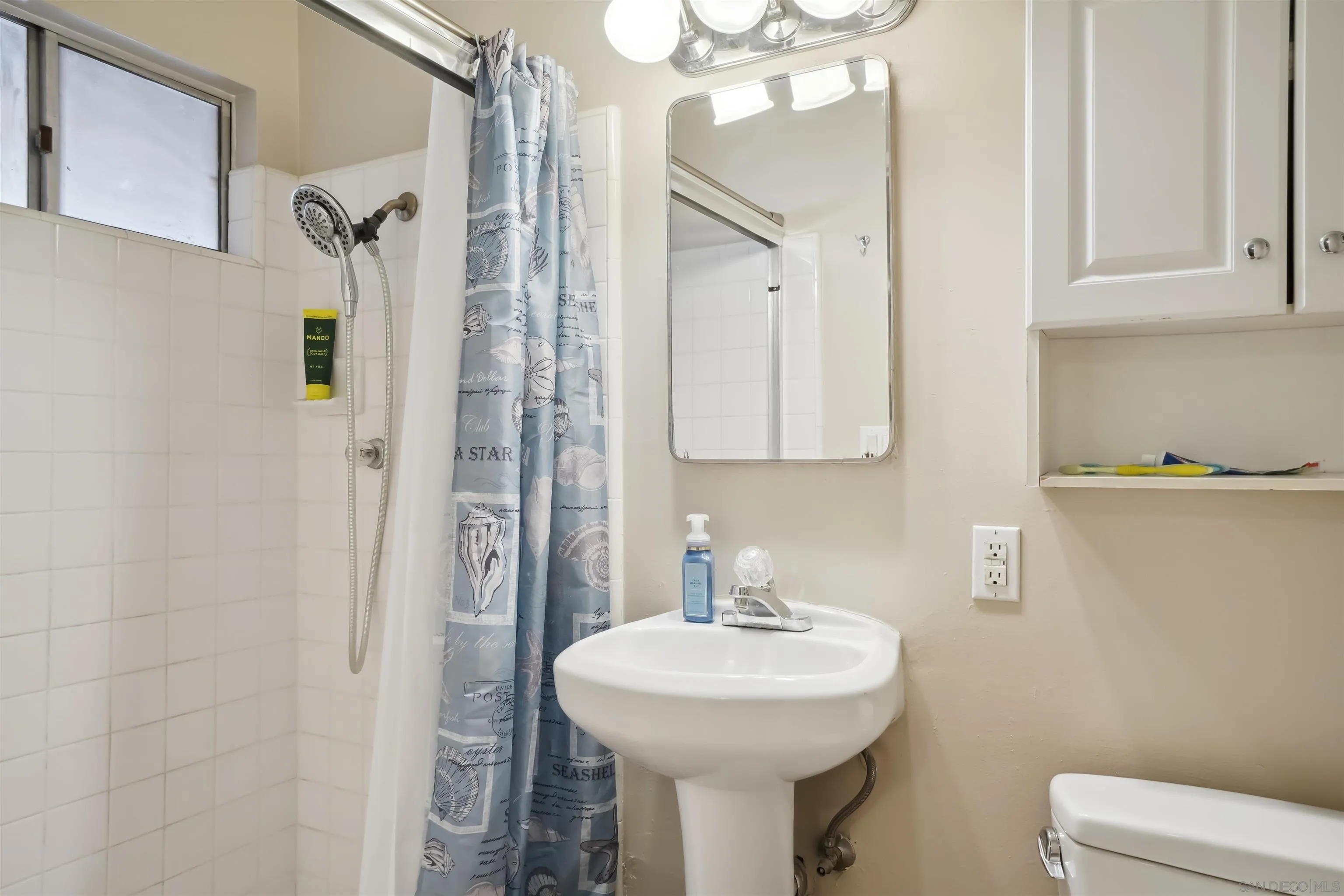 9537 East Hartland Circle Santee, CA 92071 - Photo 33 of 42 a bathroom with a sink a toilet and shower