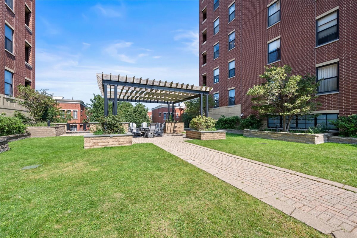 811 West 15th Place, Unit 708 Chicago, IL 60608 - Photo 25 of 28 a view of a building with a garden