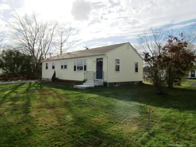 a view of a house with backyard