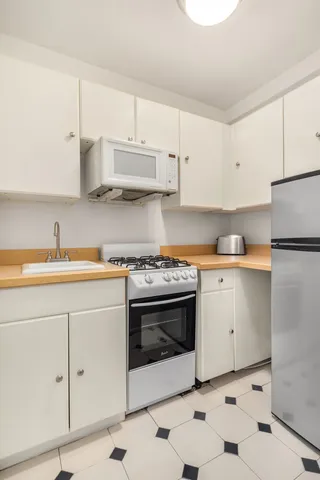$3,595 | 200 West 79th Street, Unit 16S | Upper West Side