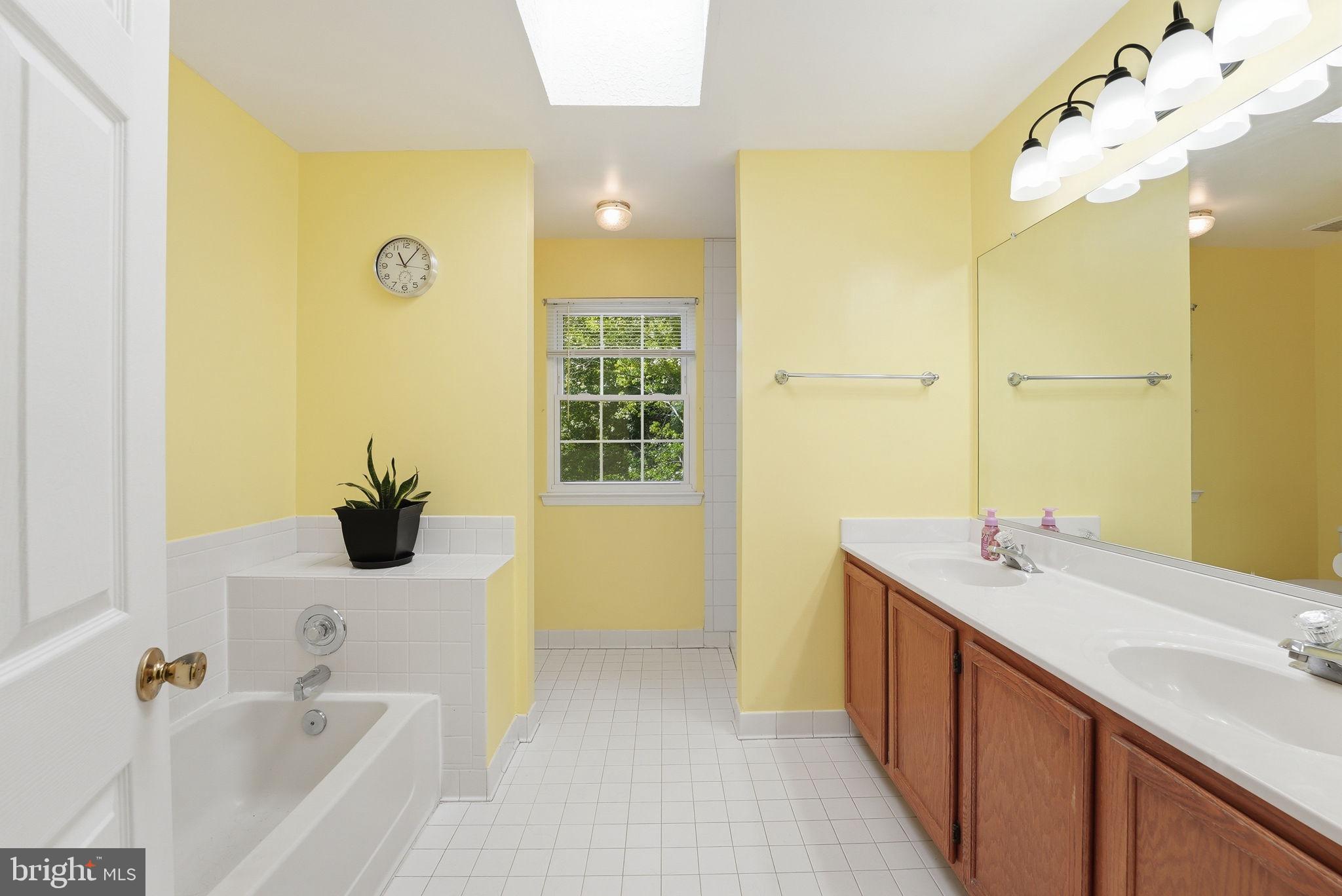 10275 Racquet Circle Manassas, VA 20110 - Photo 14 of 21 Primary Bath