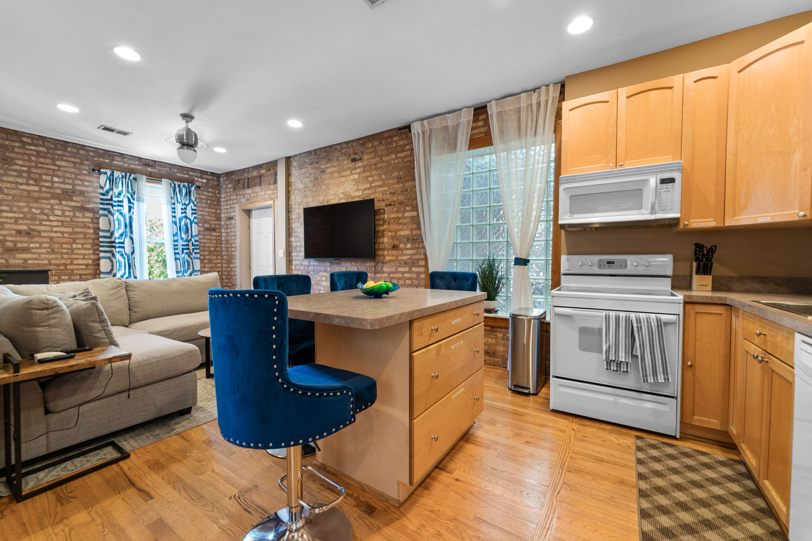 3914 North Broadway, Unit 3B Chicago, IL 60613 - Photo 2 of 18