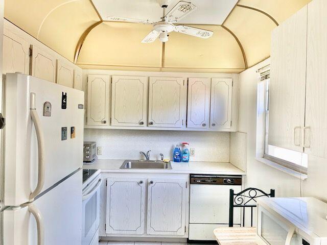 252 Mansfield East Boca Raton, FL 33434 - Photo 2 of 24 Kitchen