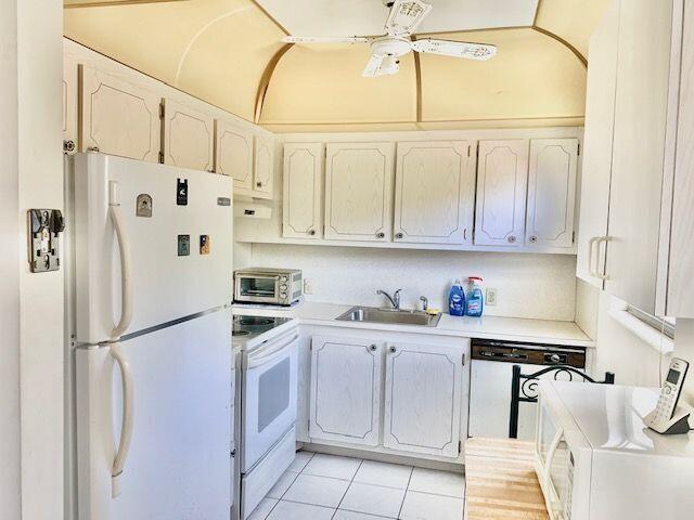252 Mansfield East Boca Raton, FL 33434 - Photo 3 of 24 Kitchen