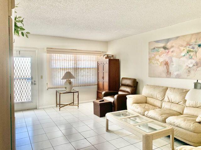 252 Mansfield East Boca Raton, FL 33434 - Photo 5 of 24 Living Room