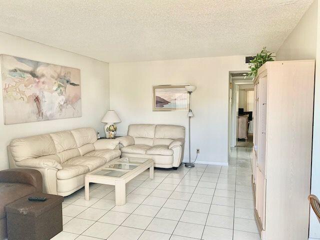 252 Mansfield East Boca Raton, FL 33434 - Photo 6 of 24 Living Room