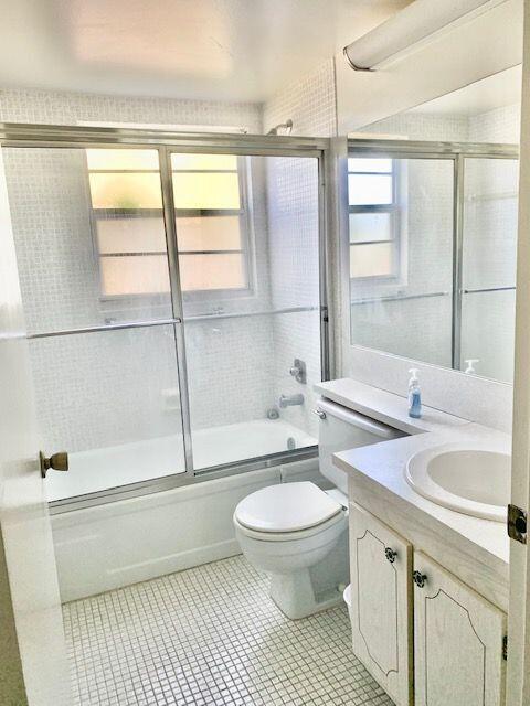 252 Mansfield East Boca Raton, FL 33434 - Photo 8 of 24 Main Bathroom