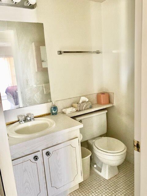 252 Mansfield East Boca Raton, FL 33434 - Photo 10 of 24 1/2 Bathroom