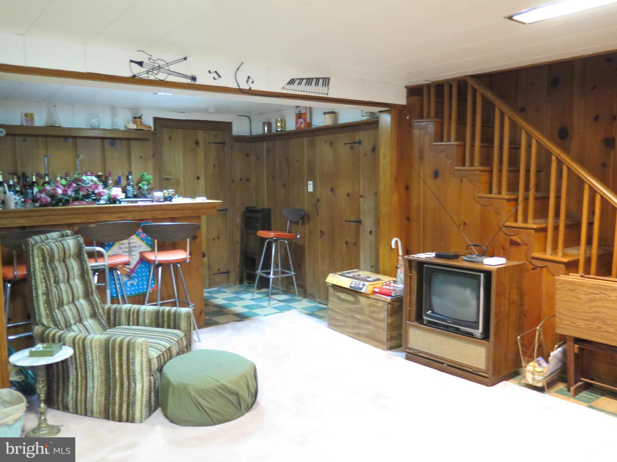 5232 Old Frederick Road Baltimore, MD 21229 - Photo 17 of 28 Family Room with bar area