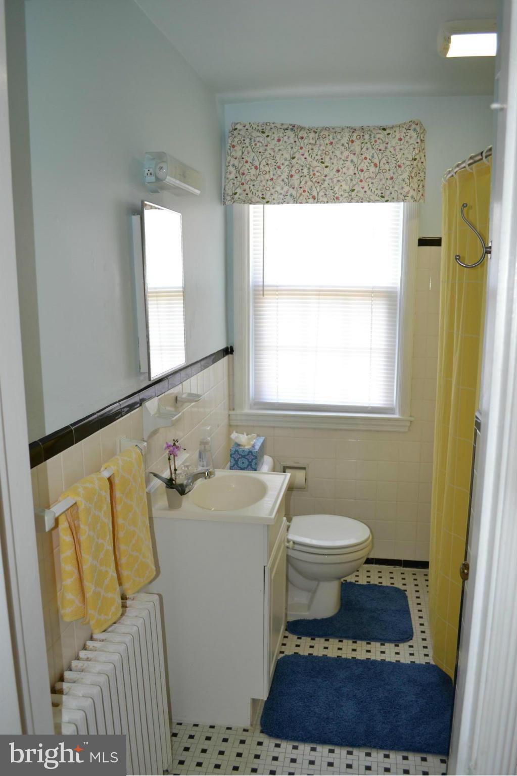 211 Westshire Road Baltimore, MD 21229 - Photo 22 of 28 Upper level bath
