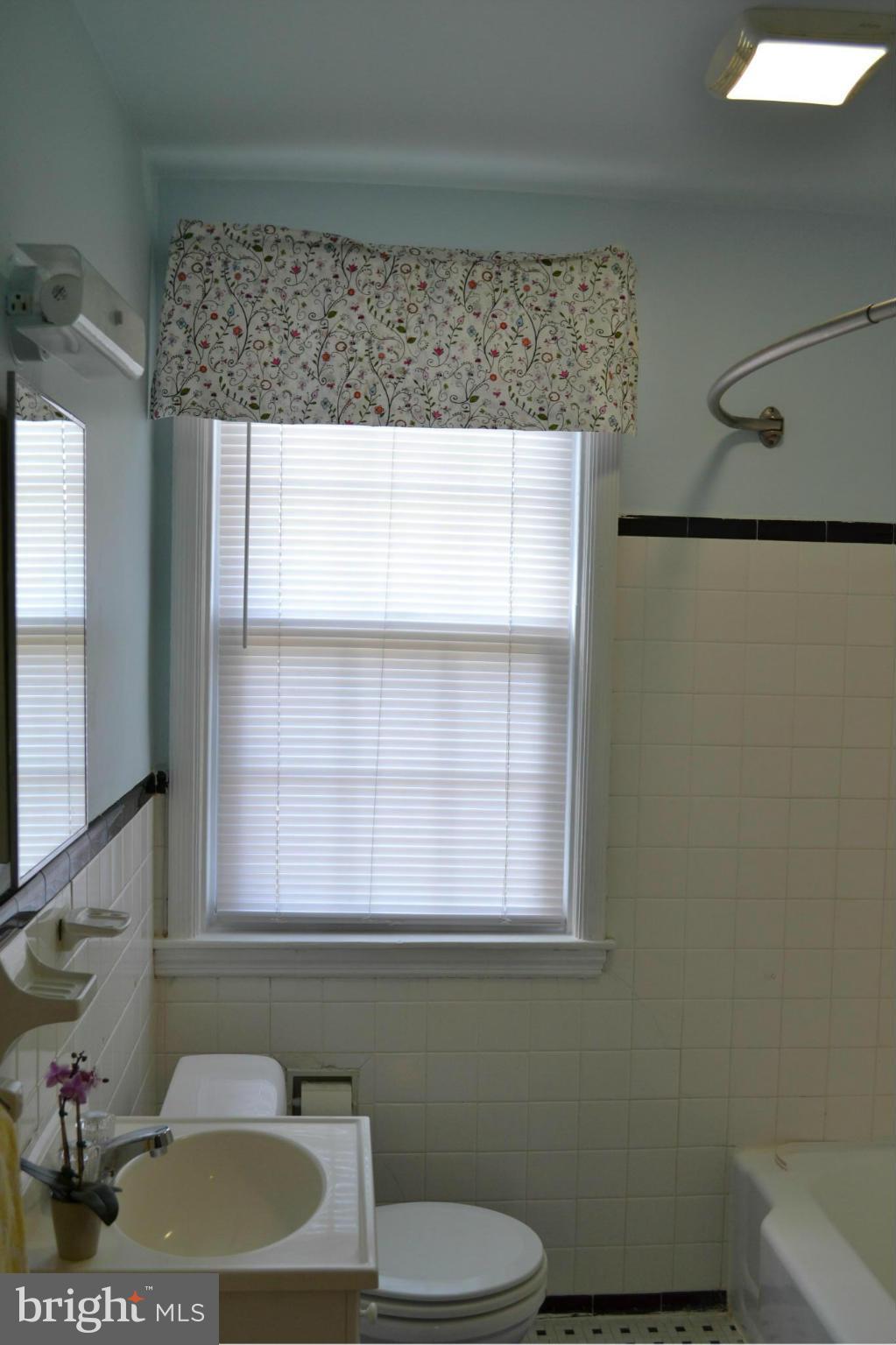 211 Westshire Road Baltimore, MD 21229 - Photo 23 of 28 Upper level bath