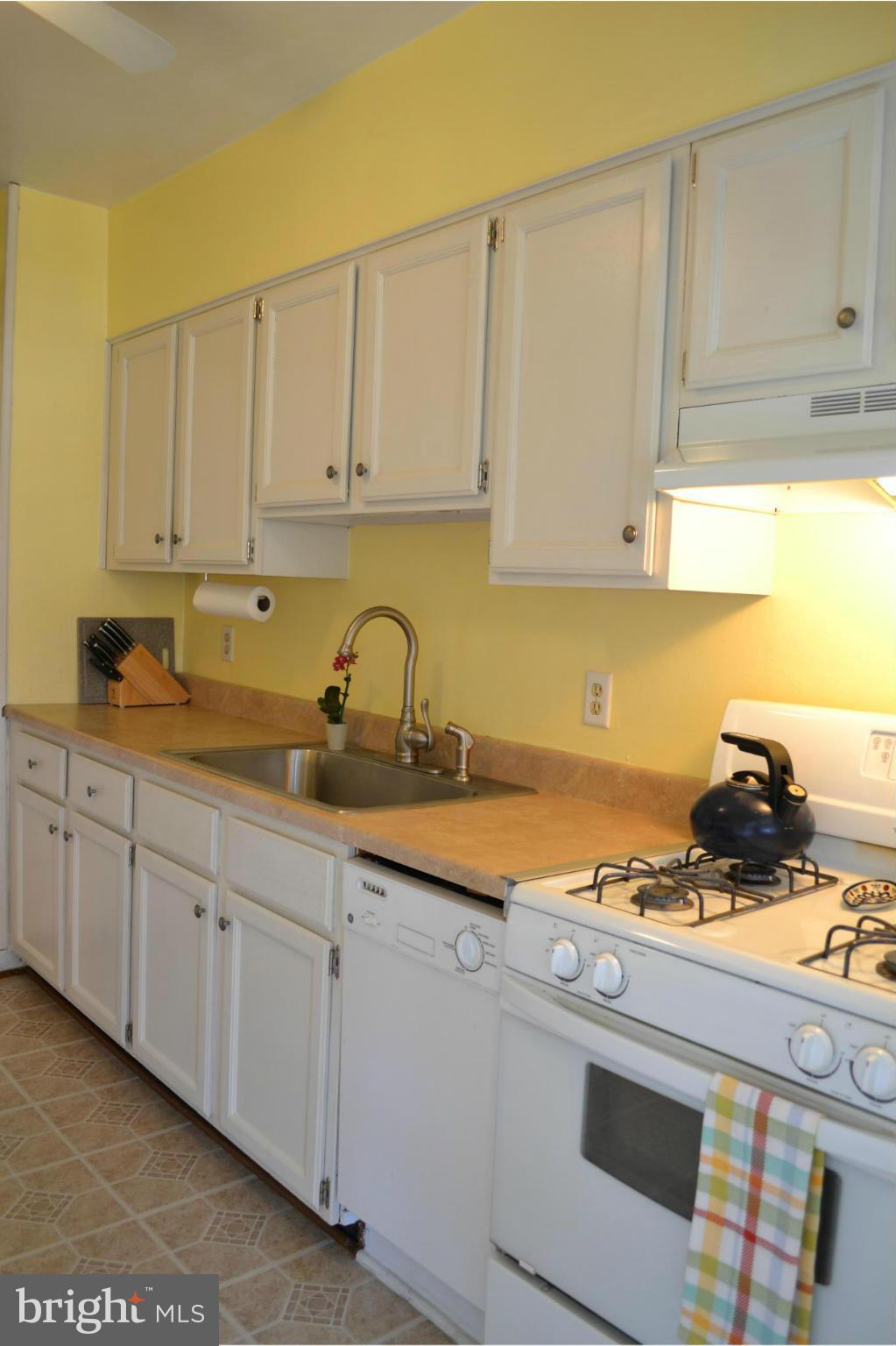 211 Westshire Road Baltimore, MD 21229 - Photo 8 of 28 Kitchen