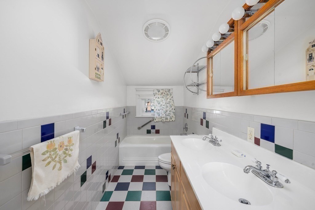 596 Harvard Street Fall River, MA 02720 - Photo 16 of 28