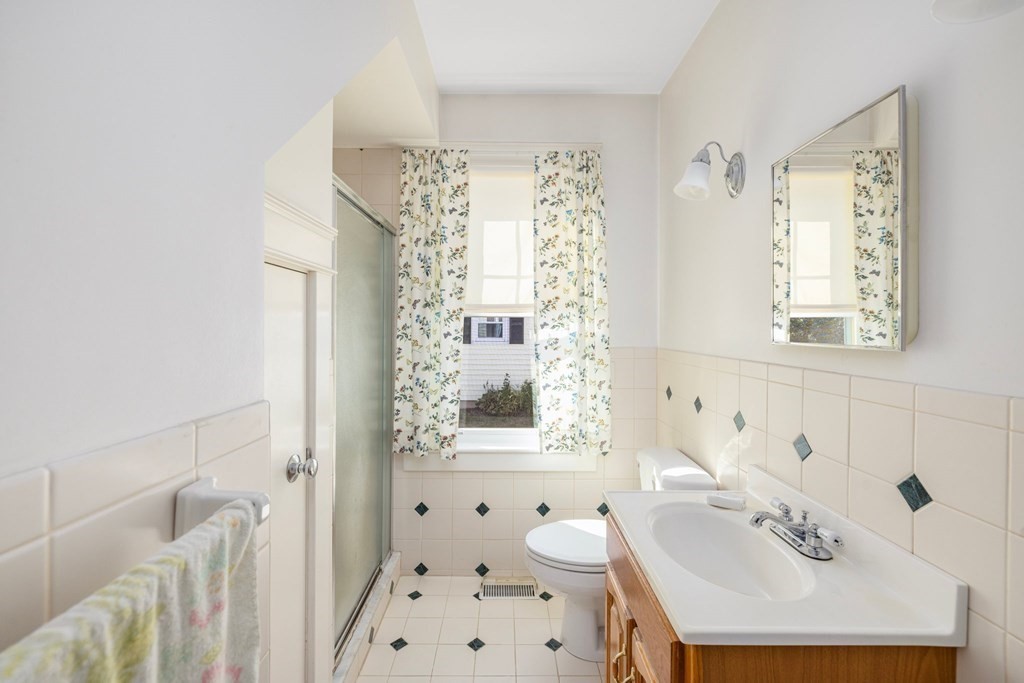 596 Harvard Street Fall River, MA 02720 - Photo 9 of 28