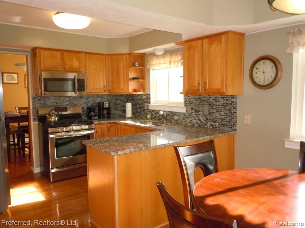 8334 Mannington Road Canton, MI 48187 - Photo 11 of 26 KITCHEN & BREAKFAST NOOK