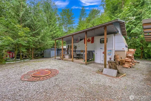 a view of a house with backyard