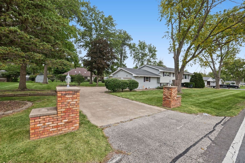 106 East Hillshire Road Decatur, IL 62521 - Photo 2 of 40 Gallery Image 2