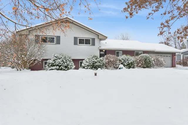 $485,000 | 23-w039 Hackberry Drive, Glen Ellyn, IL 60137