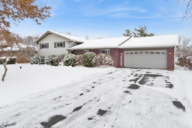 $485,000 | 23-w039 Hackberry Drive, Glen Ellyn, IL 60137