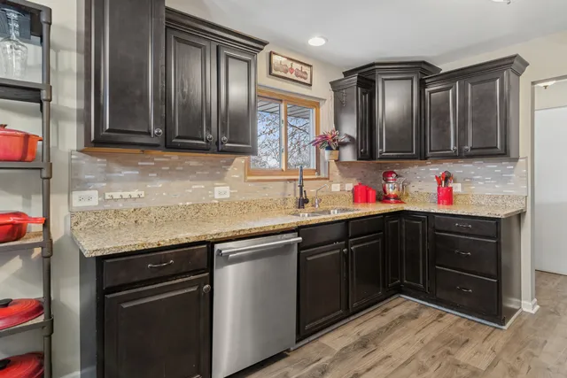 $485,000 | 23-w039 Hackberry Drive, Glen Ellyn, IL 60137