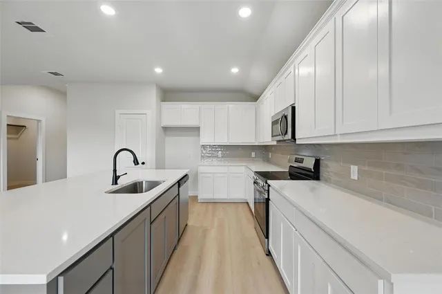 $2,500 | 1401 Quail Crk Drive, Cleburne, TX 76033