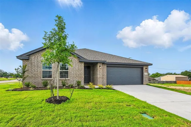 $2,500 | 1401 Quail Crk Drive, Cleburne, TX 76033