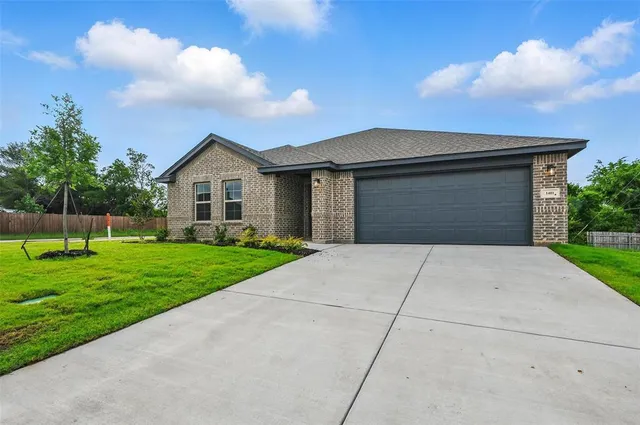 $2,500 | 1401 Quail Crk Drive, Cleburne, TX 76033