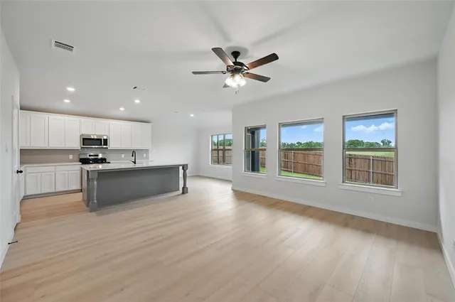 $2,500 | 1401 Quail Crk Drive, Cleburne, TX 76033