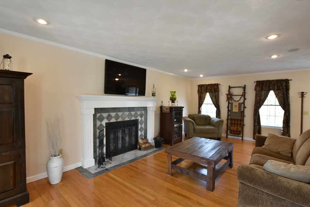 106 Howard Avenue Scituate, RI 02831 - Photo 7 of 29