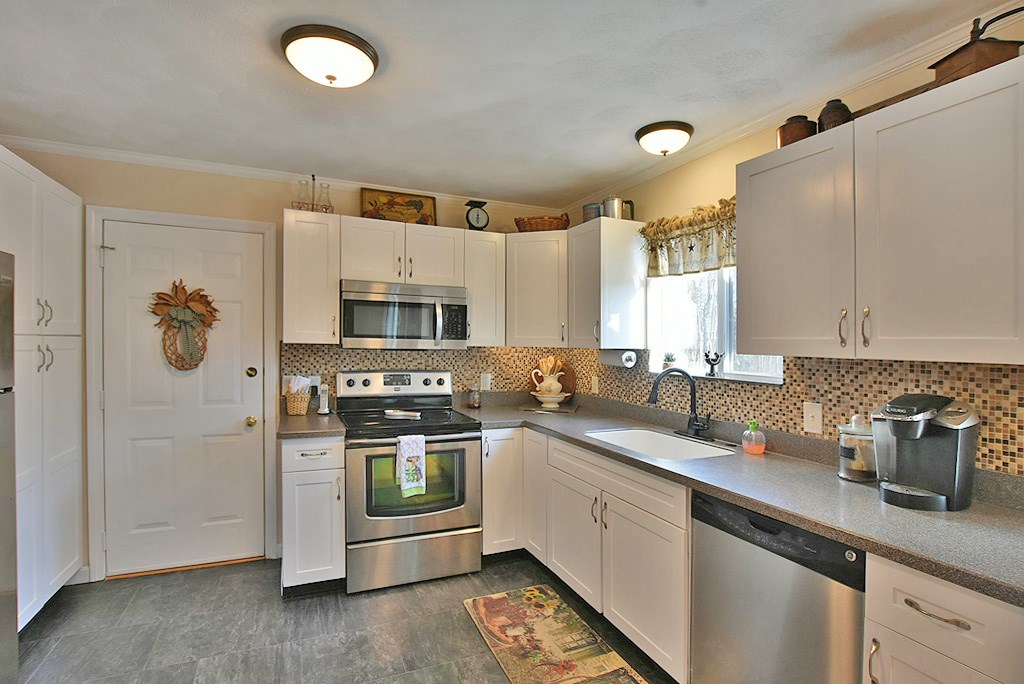 106 Howard Avenue Scituate, RI 02831 - Photo 8 of 29