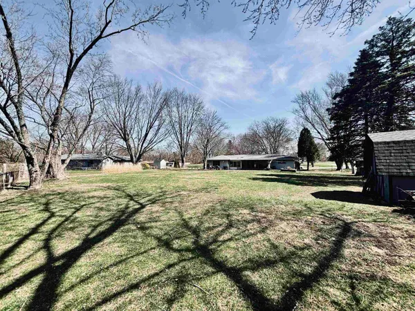 a view of yard with green space