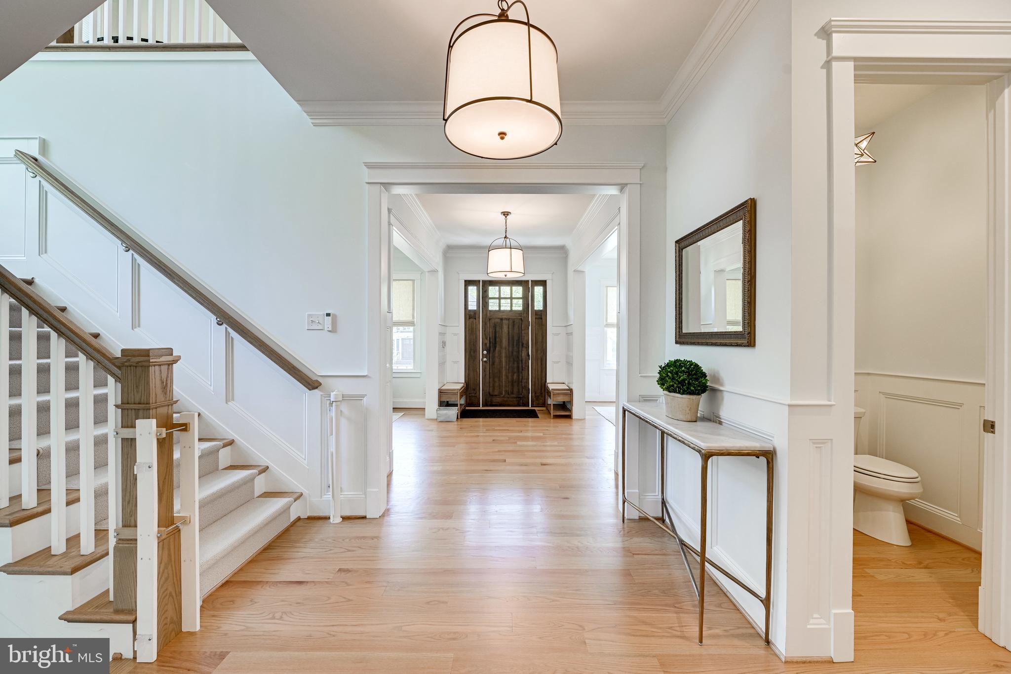 7020 Capitol View Drive McLean, VA 22101 - Photo 6 of 46 Entryway