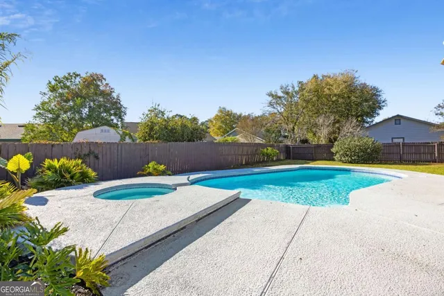 a view of a backyard