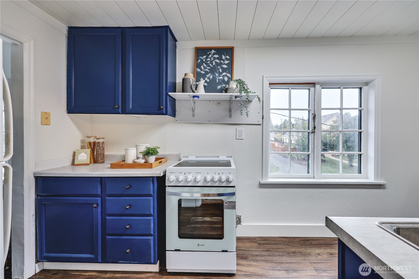 717 Franklin Street Port Townsend, WA 98368 - Photo 31 of 40 a kitchen with a stove a sink and a microwave