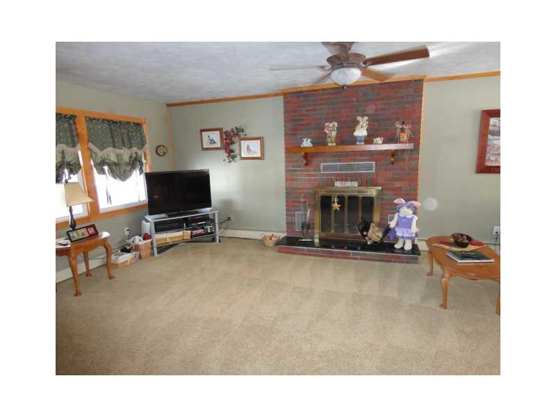 270 Diamond Road Grove City, PA 16127 - Photo 6 of 15 Living Room.