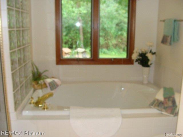 7193 Summit Ridge Brighton, MI 48116 - Photo 11 of 25 GARDEN TUB