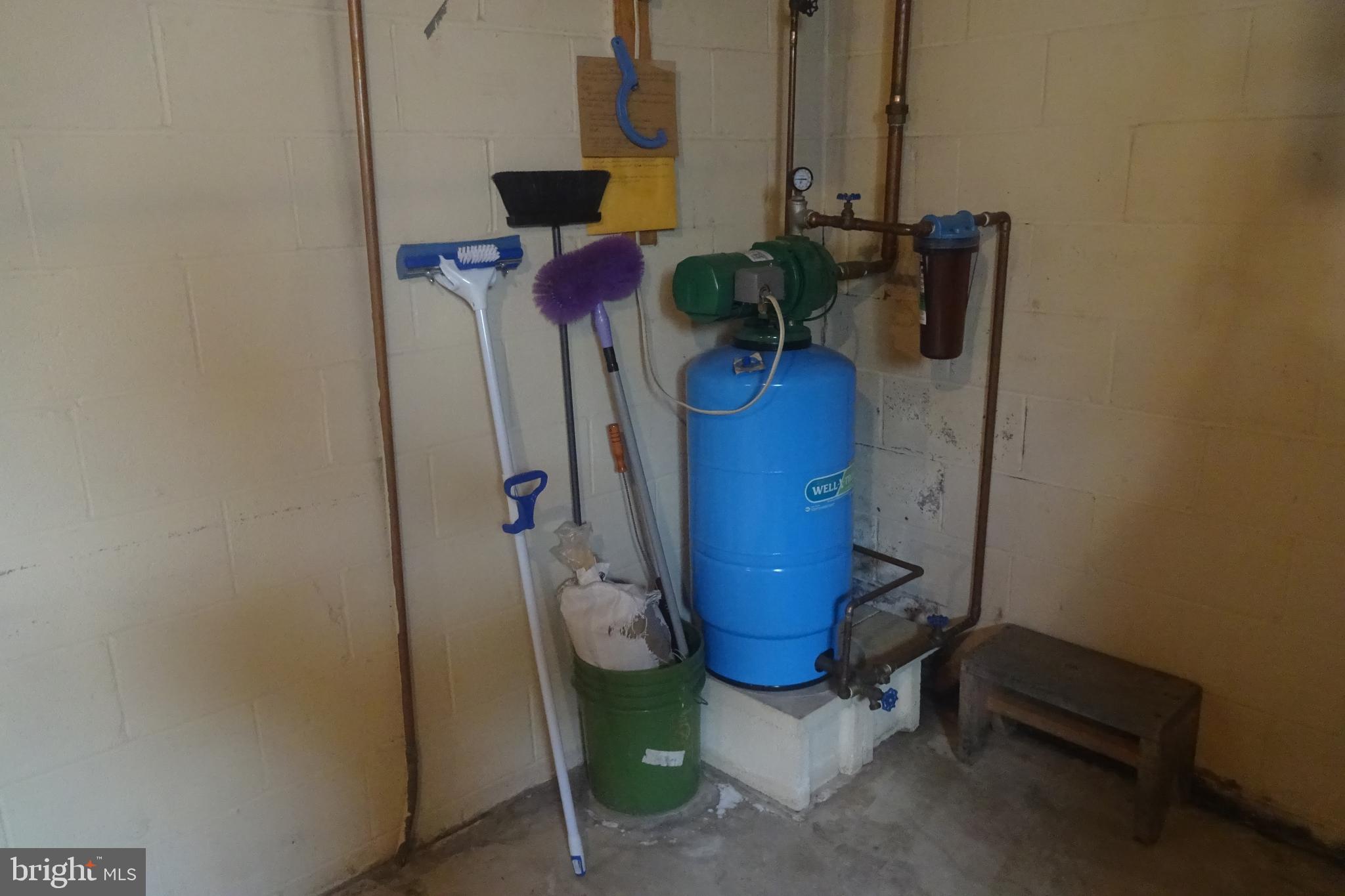 1009 Brechbill Road Chambersburg, PA 17202 - Photo 33 of 42 Cistern pump & tank for outside use