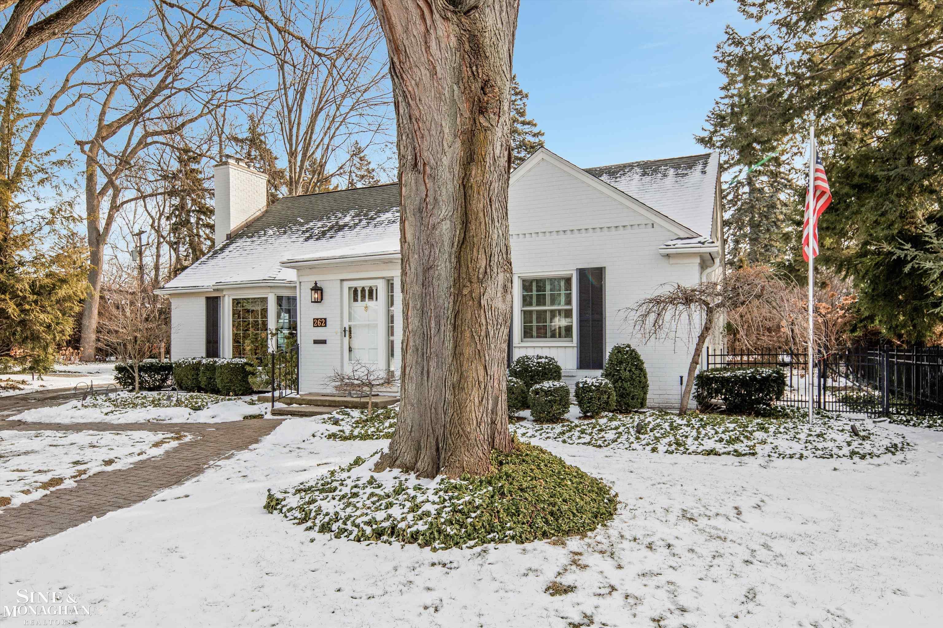 262 Stephens Road Grosse Pointe, MI 48236 - Photo 3 of 33 50166432-0bfdd1d8-ad49-4b5d-b6ab-81881e2fadb0.JPG