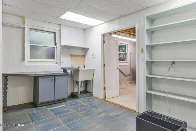a view of a house with yard and plants