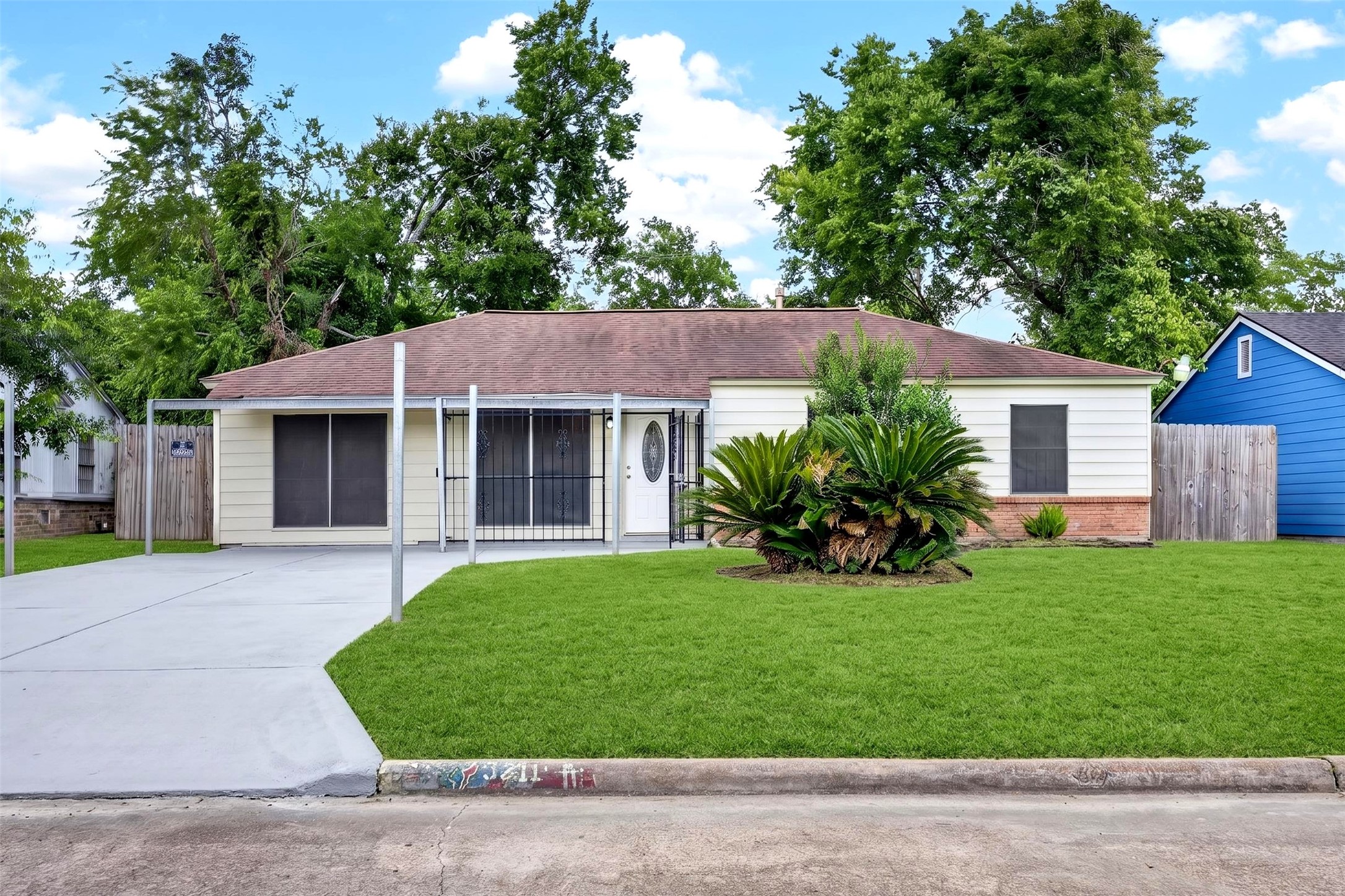 9211 Clearway Drive Houston, TX 77033 - Photo 2 of 34