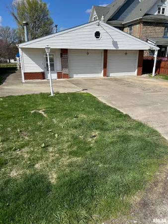 $160,000 | 306 East Poplar Street, Taylorville, IL 62568