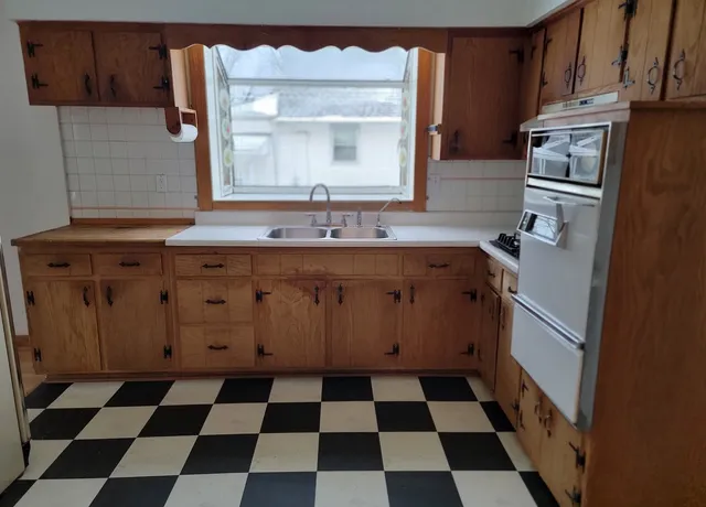 $180,000 | 63 West Richton Road, Steger, IL 60475