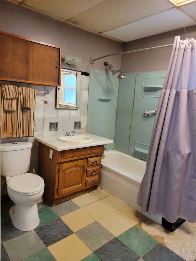 63 West Richton Road Steger, IL 60475 - Photo 5 of 48 a bathroom with a sink toilet and shower
