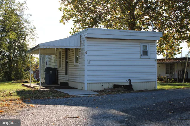 a view of a back yard of the house
