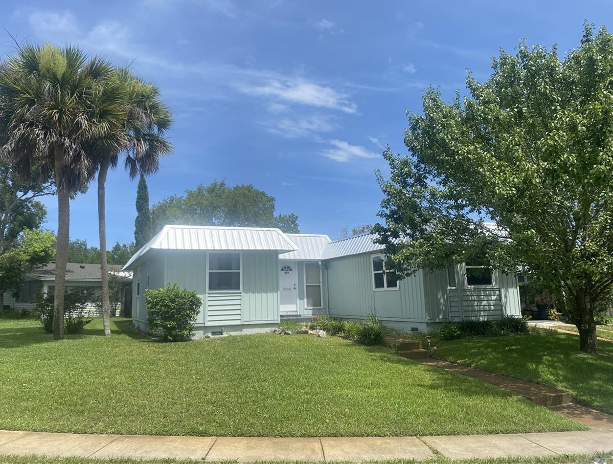 a view of a house with a yard