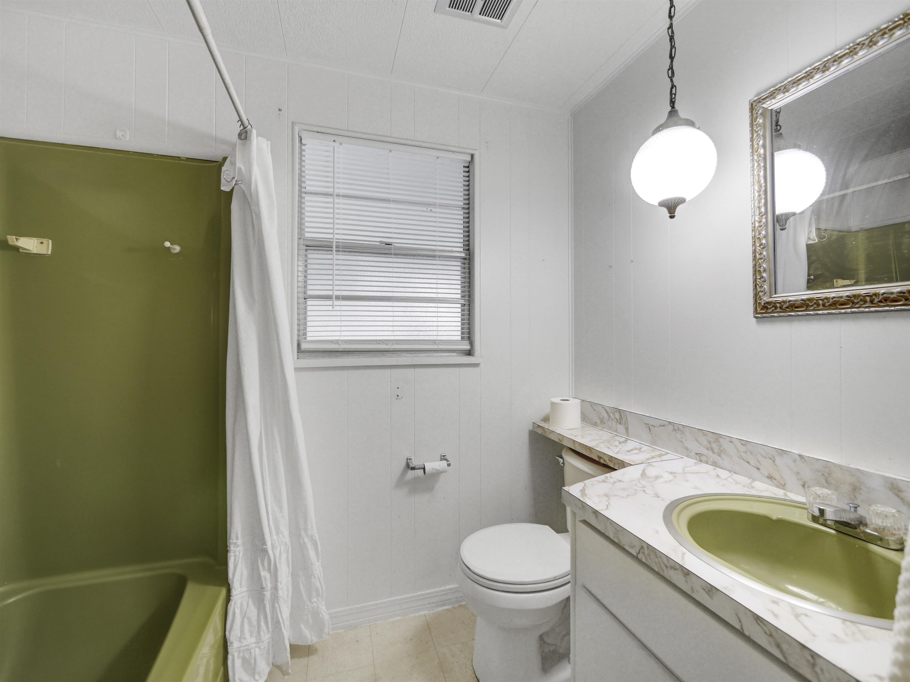 879 Palermo Road St. Augustine, FL 32086 - Photo 19 of 38 a bathroom with a sink a toilet and bathtub