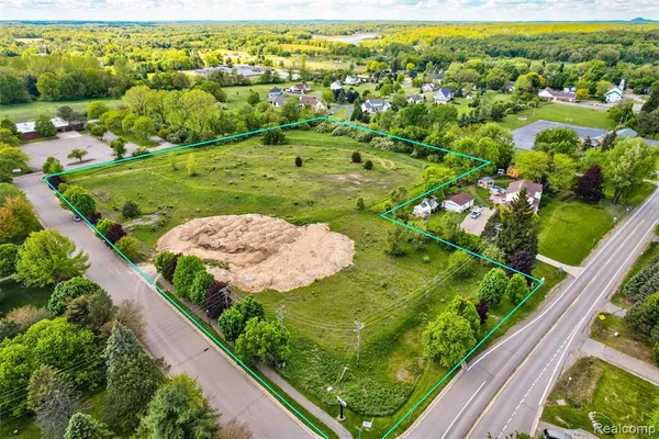 $399,900 | 12750 Fountain Square, Davisburg, MI 48350