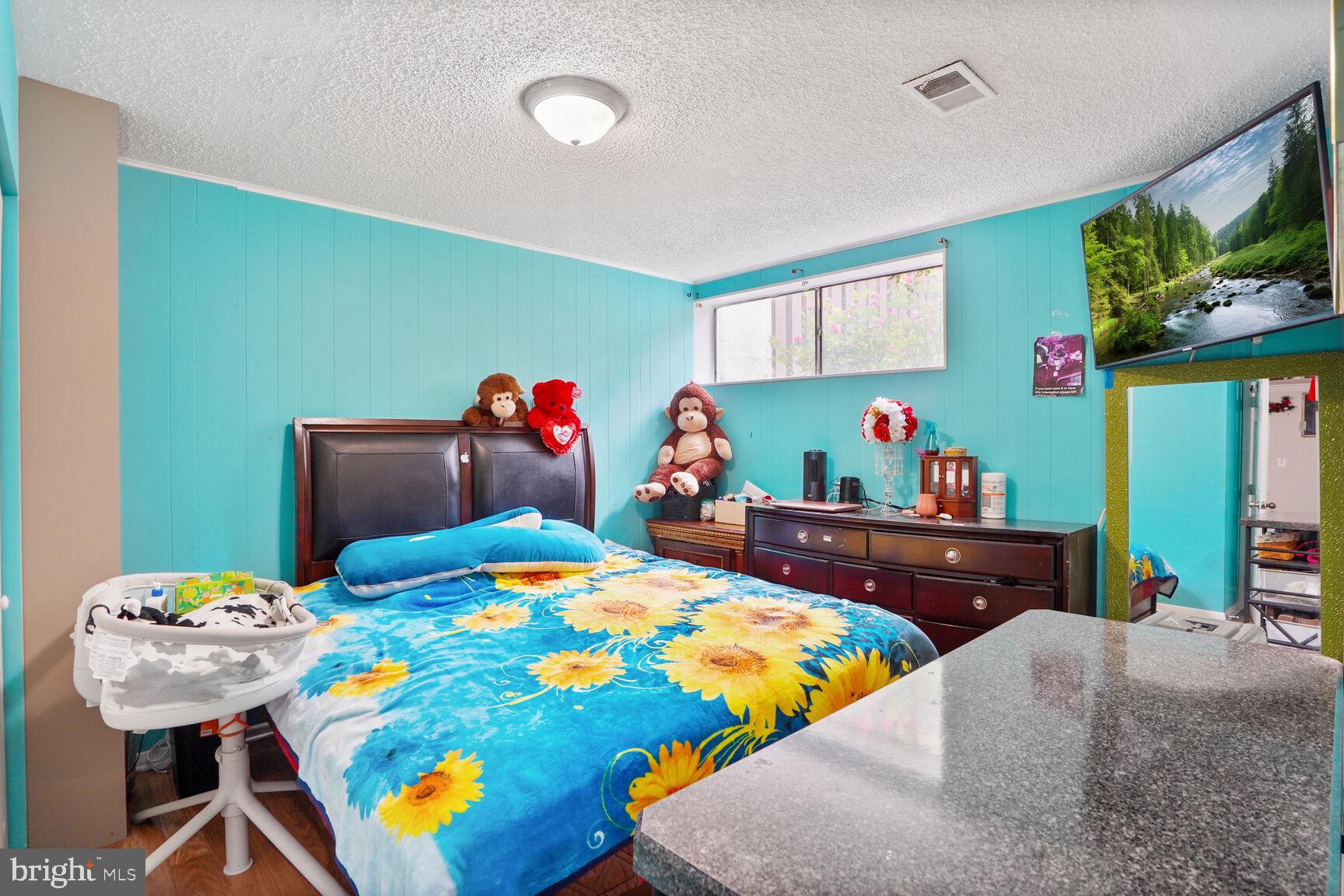 2412 Southgate Square Reston, VA 20191 - Photo 25 of 34 a bed room with furniture and a table