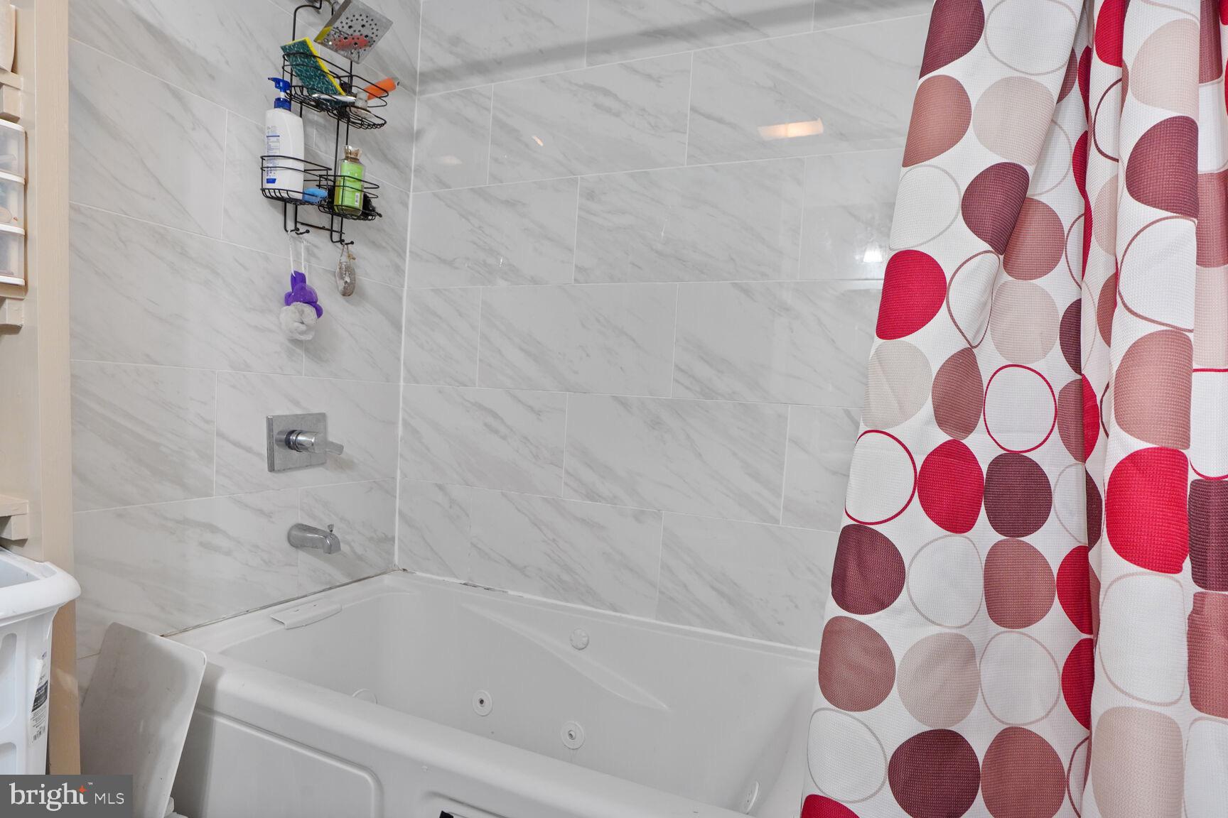 2412 Southgate Square Reston, VA 20191 - Photo 26 of 34 a bathroom with a bathtub and a shower curtain