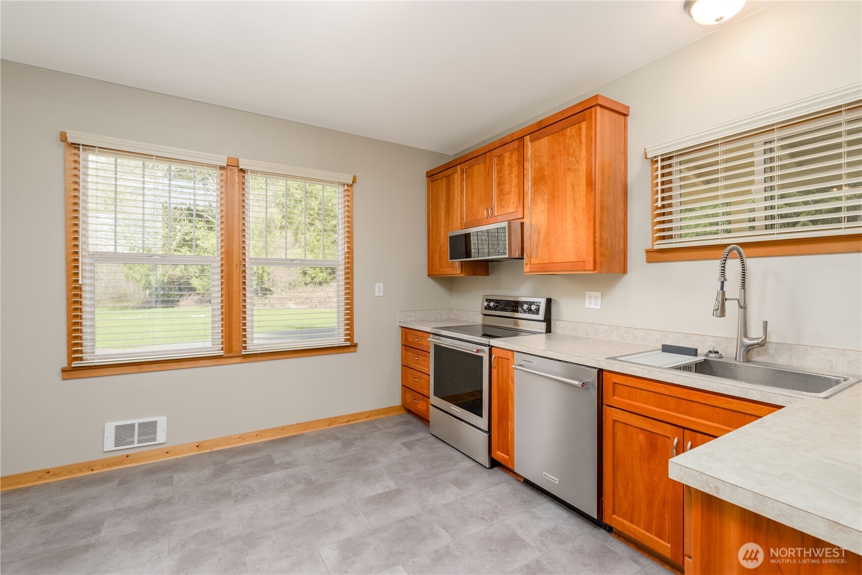 903 South Valley Street Port Angeles, WA 98362 - Photo 13 of 40